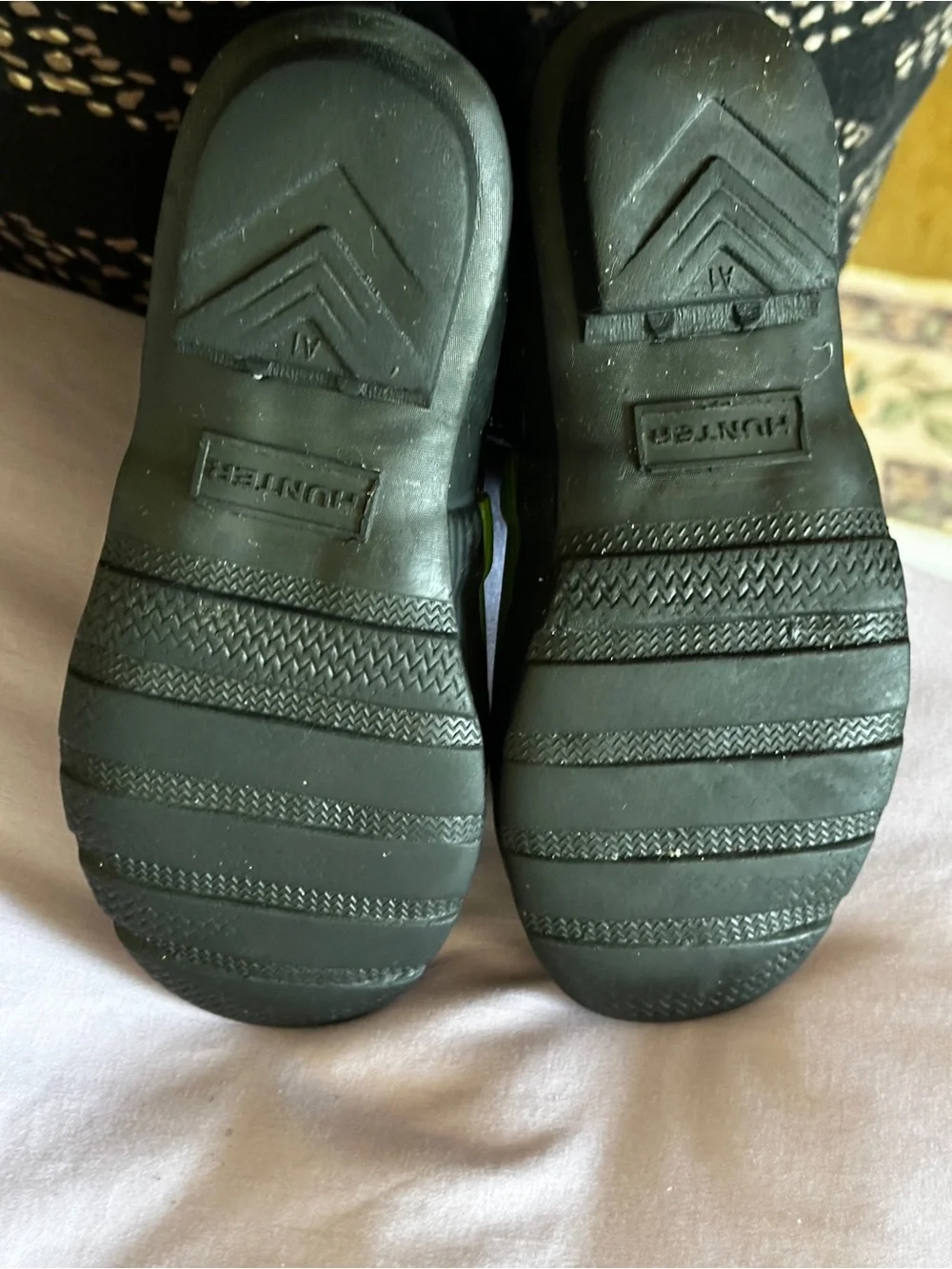Hunter kids Dark Grey and Bright Green Waterproof Wellie Boots. Size big kid 1/2